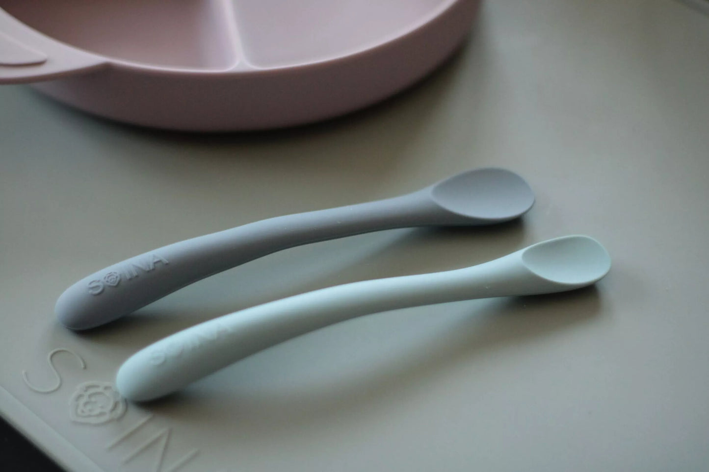 SOINA Set 2 silikonskih žlic (Pearl grey/Light blue)
