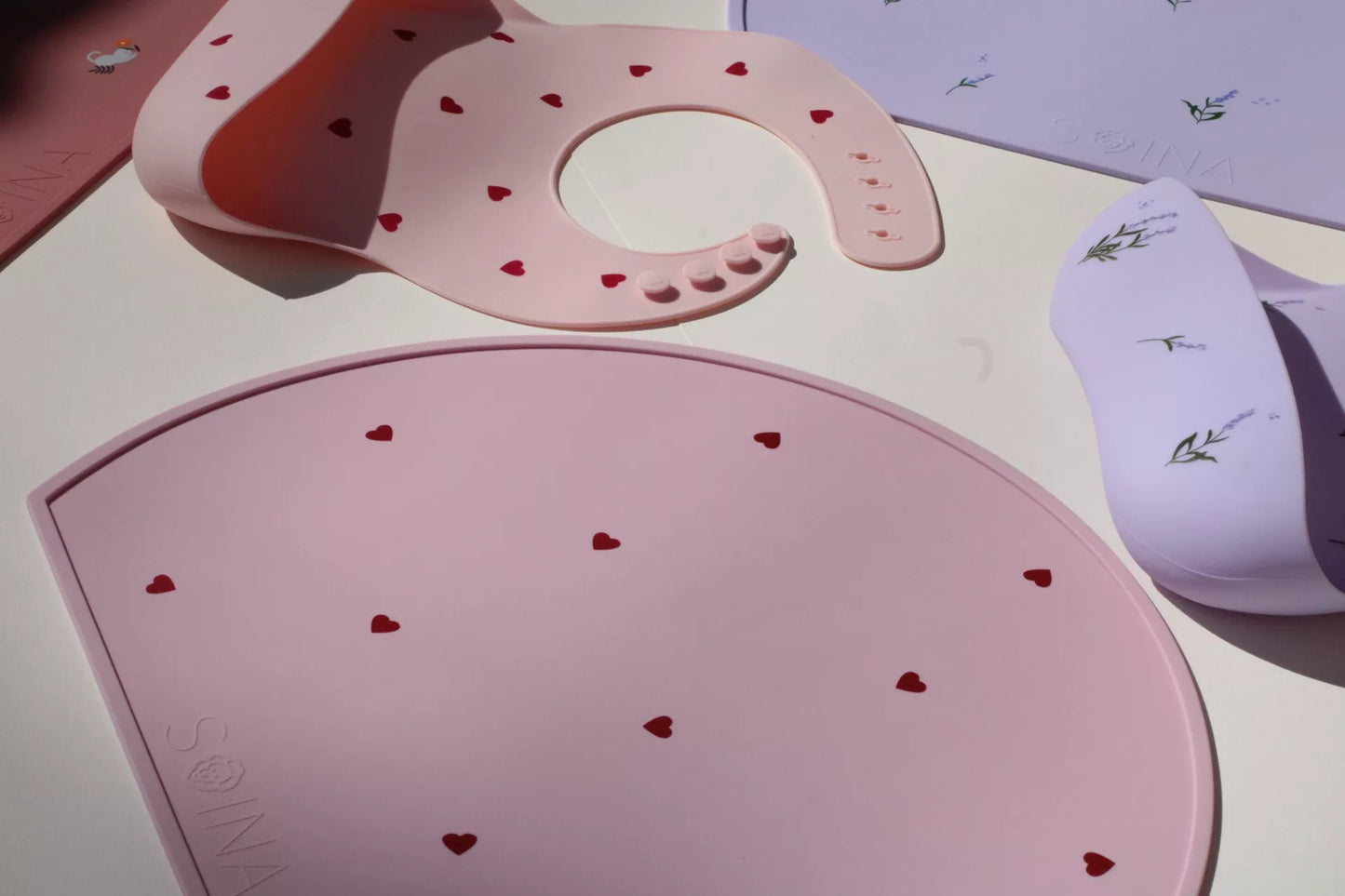 SOINA Silikonski slinček (Pink Hearts)